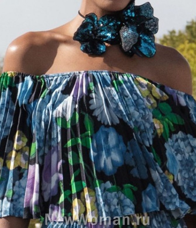 модные украшения к летнему платью 2024 - чокер с 3D цветами