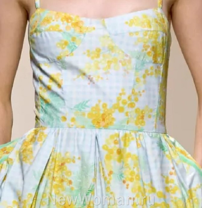 модное летнее платье-сарафан на бретелях, лиф в бельевом стиле, отрезная талия, юбка в склдаку, размытый цветочный рисунок на фоне клетки виши