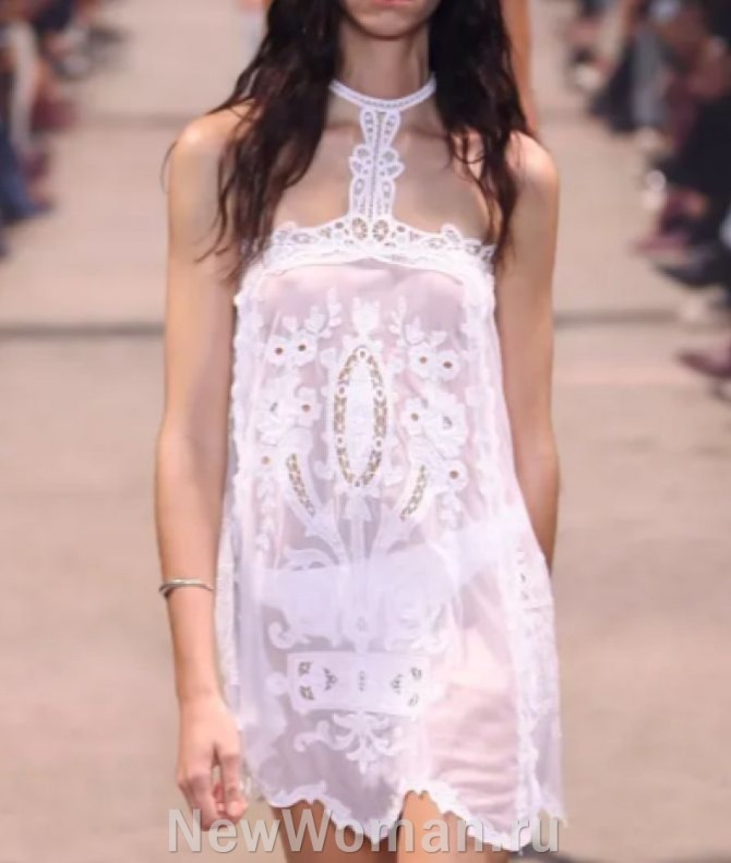 прозрачное кружевное белое платье-халтер с фестонами по подолу юбки