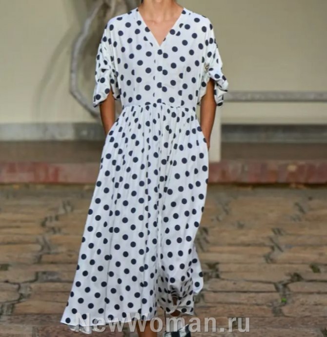 модель белого летнего платья 2024 для женщин среднего возраста - с крупным гороховым рисунком ткани