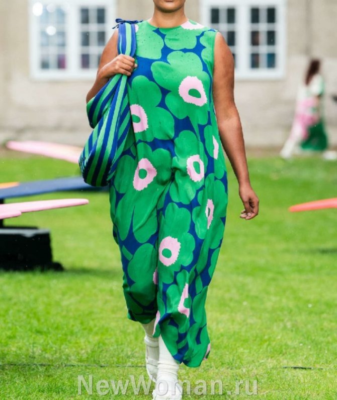 платье для полной женщины без воротника простого фасона с рисунком из крупных цветов зеленого цвета
