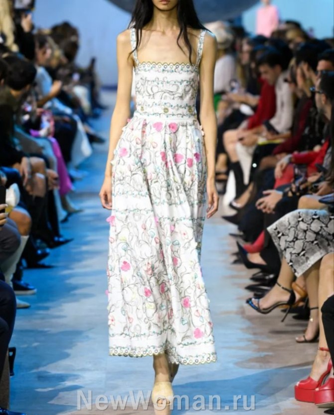 фото модного летнего сарафана 2024 с втачным поясом, растительным рисунком и цветочными аппликациями