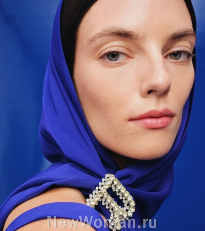 синий платок на голове к синему вечернему платью