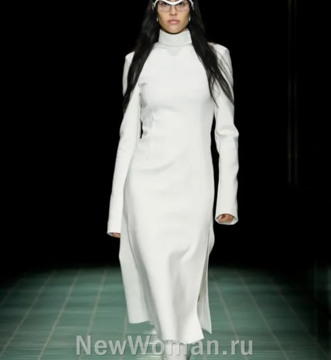 модное зимнее платье 2025 приталенного силуэта из белой шерсти с высоким воротником-стойкой