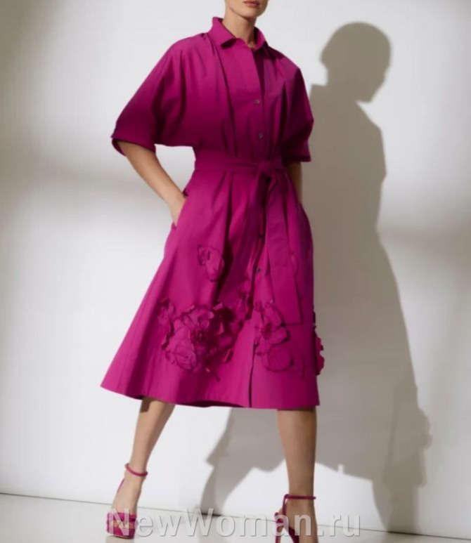 модель летнего платья миди цвета фуксии с короткими рукавами "летучая мышь", с поясом и цветочными аппликациями на подоле