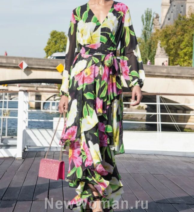 нарядные летние платья для пожилых женщин 2024 года с крупным цветочным принтом, длинными широкими рукавами на манжетах, с косым воланом на бедрах