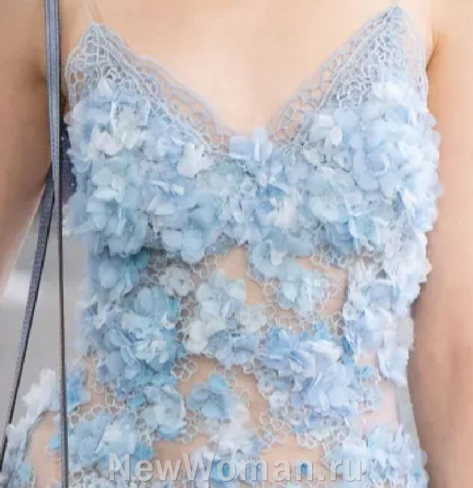 нежно-голубое пастельное ажурное кружевное платье-комбинация Лето 2024 с аппликациями из объемных цветочных лепестков