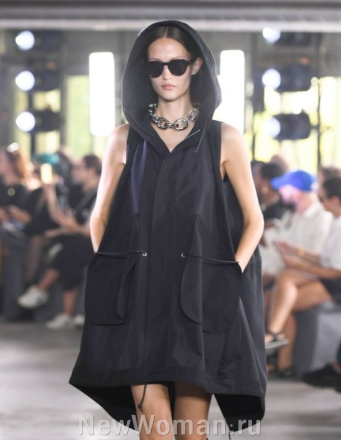черное платье без рукавов А-силуэта с втачным капюшоном - стильный лук 2025 года