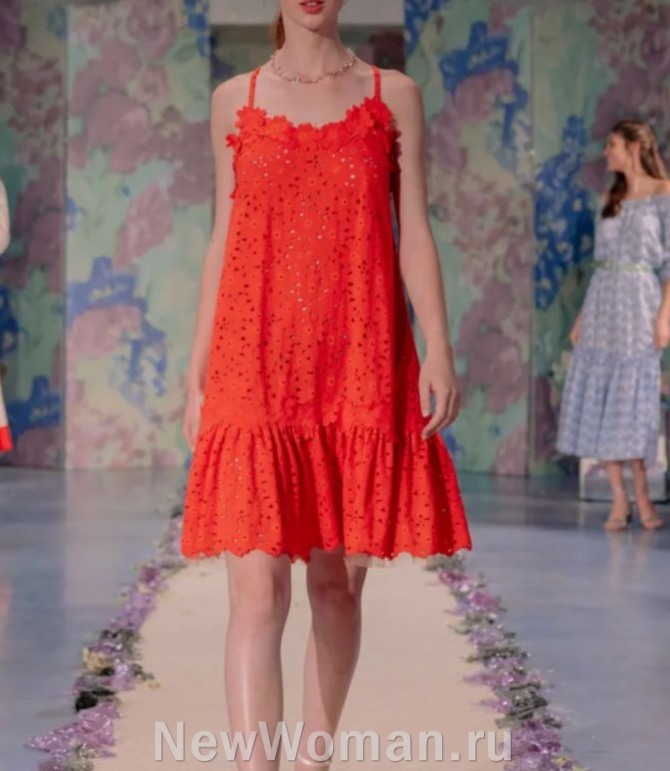 летнее платье-сарафан выше колена алого цвета из материала шитье