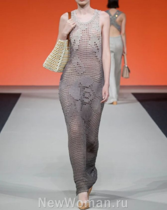 летнее платье-сетка макси серо-коричневого цвета от бренда Laura Biagiotti SPRING 2024 READY-TO-WEAR, Миланская Неделя моды
