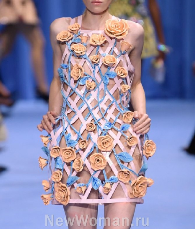 летнее платье-сетка с большими дырами, сшитое из полосок плотного материала в форме ромбов, декорированных объемными цветочными аппликациями