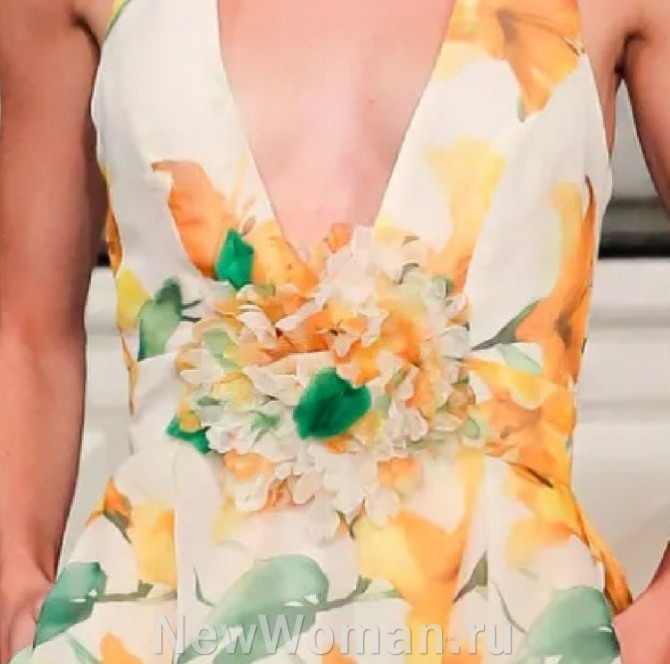 белое летнее шифоновое платье без рукавов с нежным цветочным рисунком и втачным поясом с огромным объемным цветком