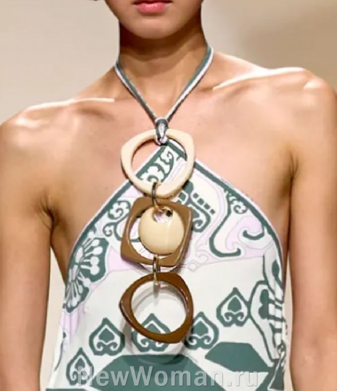 летнее платье-халтер на тонких бретелях с ожерельем из пластмассы
