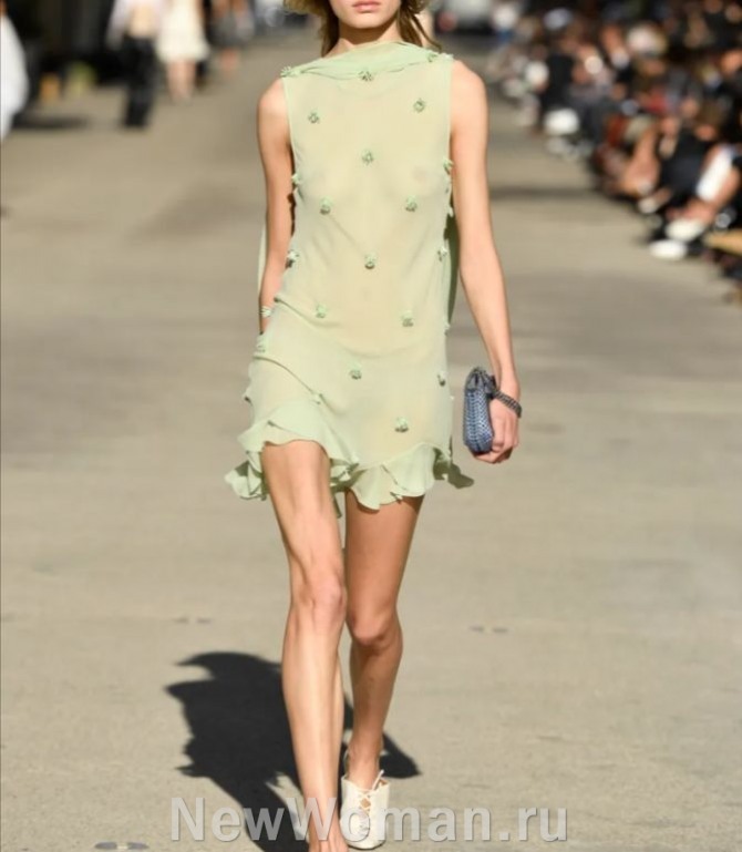 воздушное летнее платье без рукавов из полупрозрачного шифона пастельно-салатового цвета