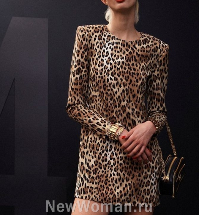  короткое платье прямого минималистического фасона с леопардовым принтом и длинными рукавами, без воротника