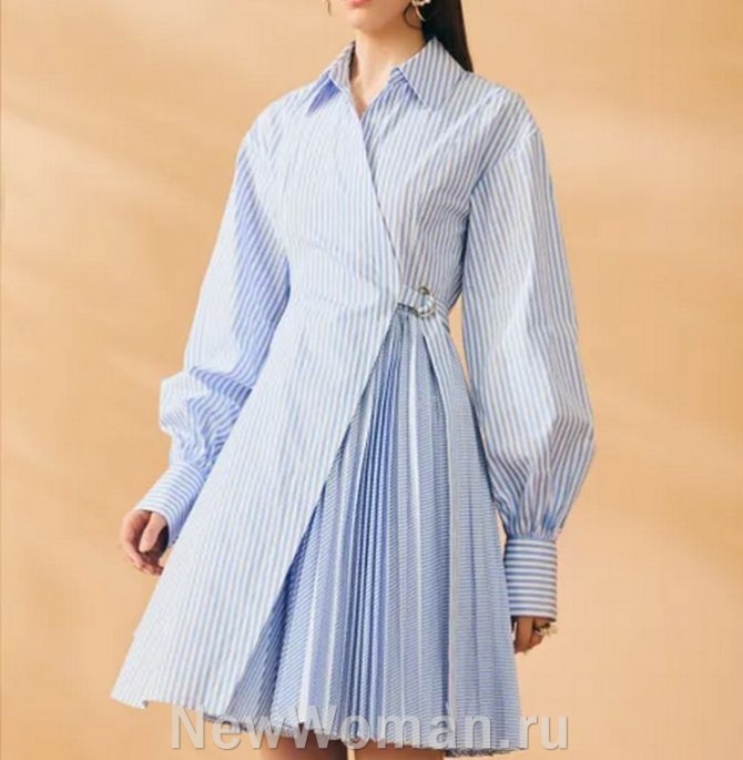 легкое полосатое бело-голубое платье-рубашка с длинными рукавами и запахом