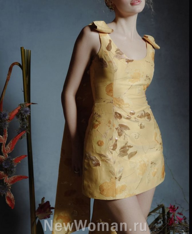 модное выпускное платье 2025 года для девушки желто-солнечного цвета с широкими лентами на спине