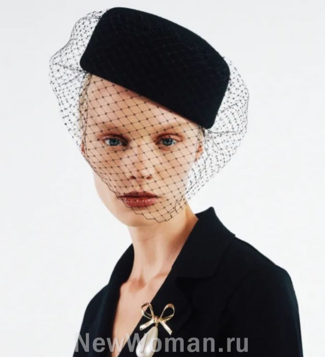 женская черная шляпка-таблетка с вуалью