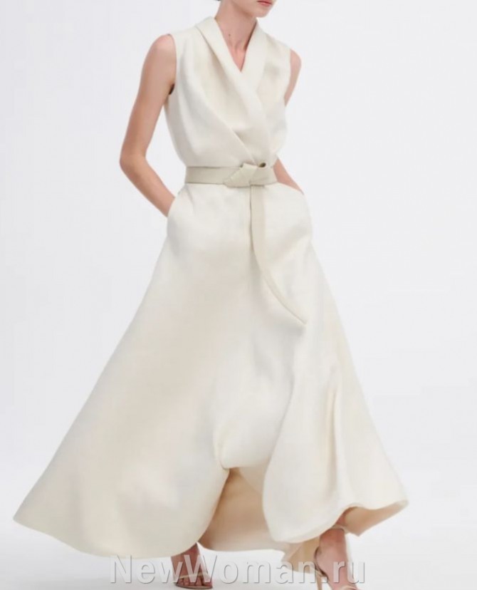 красивое белое платье приталенного силуэта с кожаным ремнем, без рукавов, с пышной асимметричной юбкой