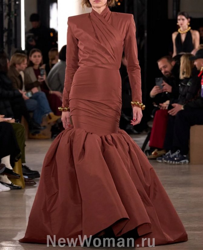 платье-русалка коричневого цвета с драпировкой и длинными рукавами