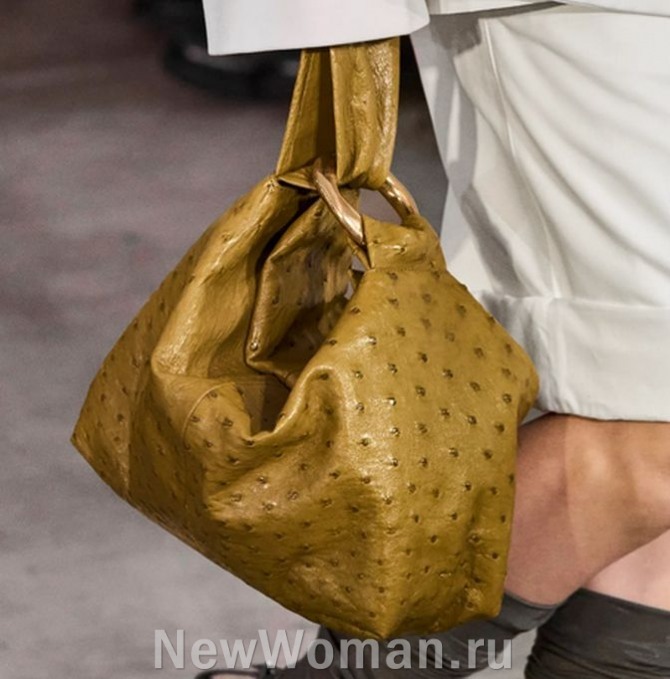 женская модель сумки хобо золотого цвета