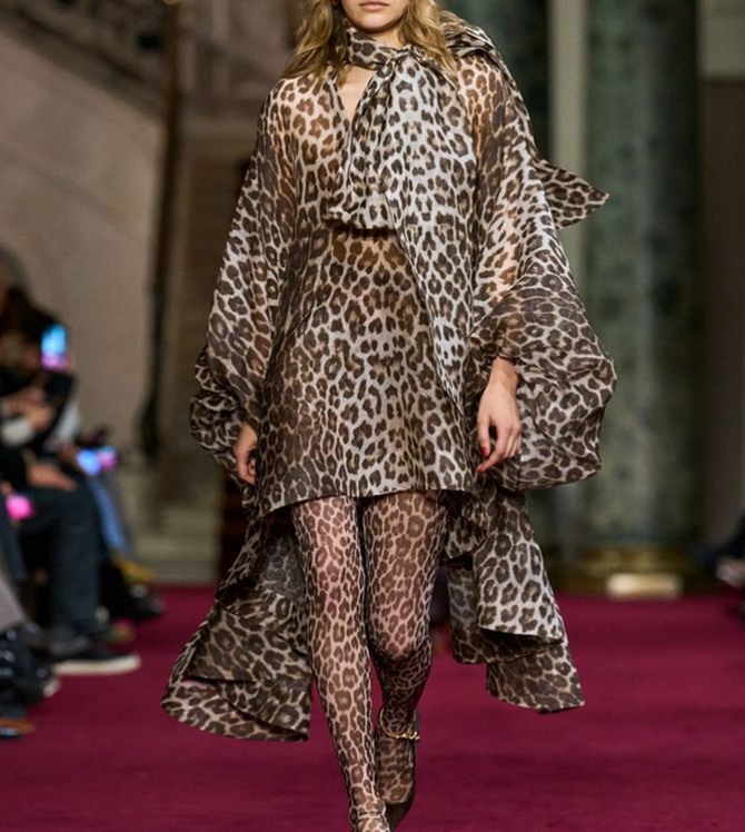 горячий тренд в моде на платья 2025 года - леопардовый принт в его естественной природной гамме