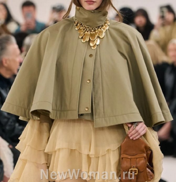  тренды в женских пальто 2025 года, женское пальто-кейп укороченного фасона от бренда Chloé, FALL 2024 READY-TO-WEAR, Париж