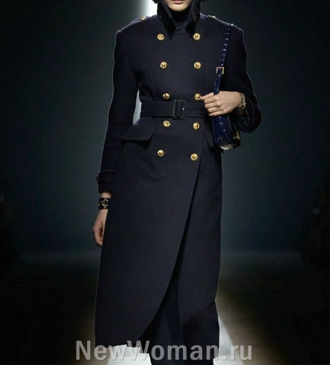 ерное женское пальто в военном стиле с двумя рядами металлических пуговиц от модного дома Tom Ford, FALL 2024 READY-TO-WEAR, Милан