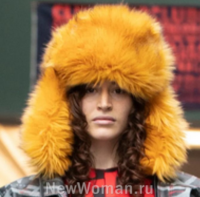 женская зимняя шапка-ушанка рыжего цвета 2025 года от бренда Xuly Bët, Париж