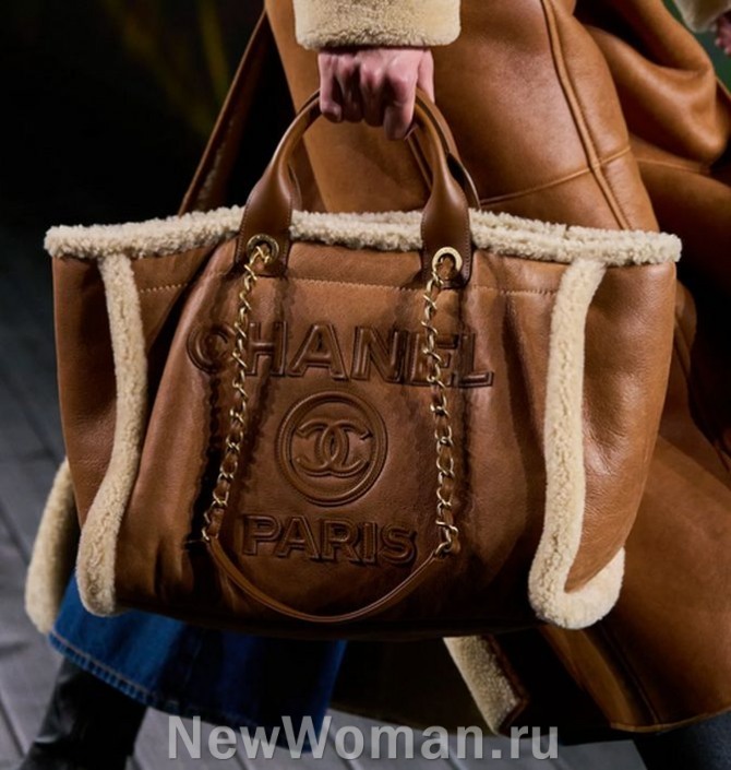 большая женская сумка-шопер из экокожи цвета корицы с меховой отделкой - тренд 2025 года от Chanel, FALL 2024 READY-TO-WEAR, Париж
