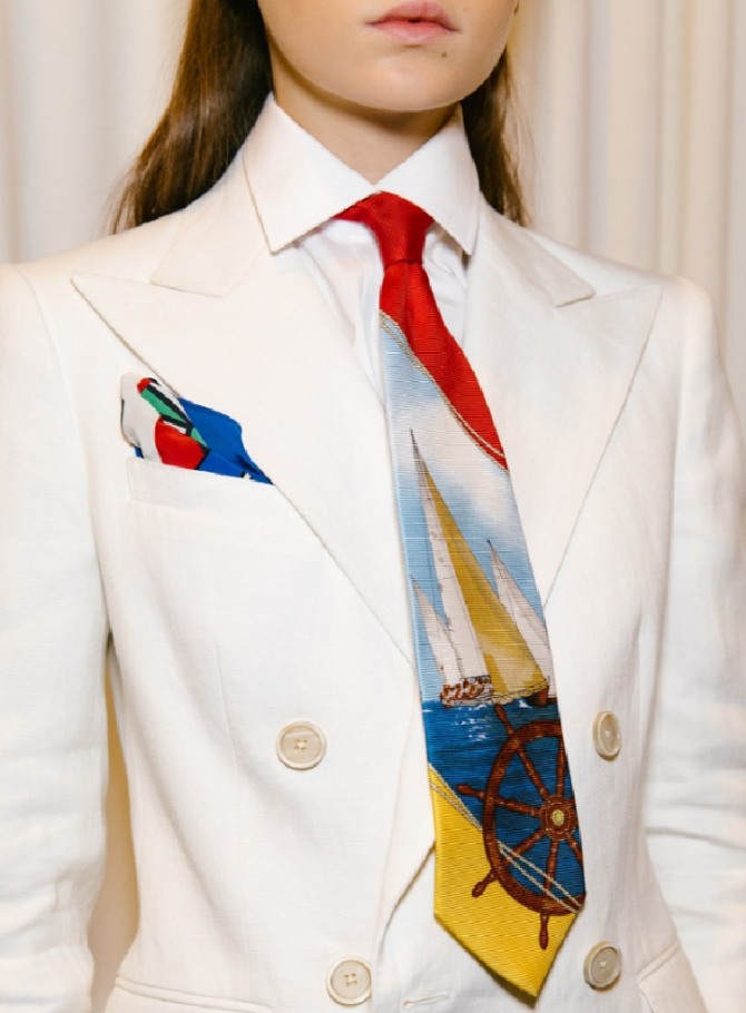модный тренд - женский пиджак в мужском стиле с цветным галстуком