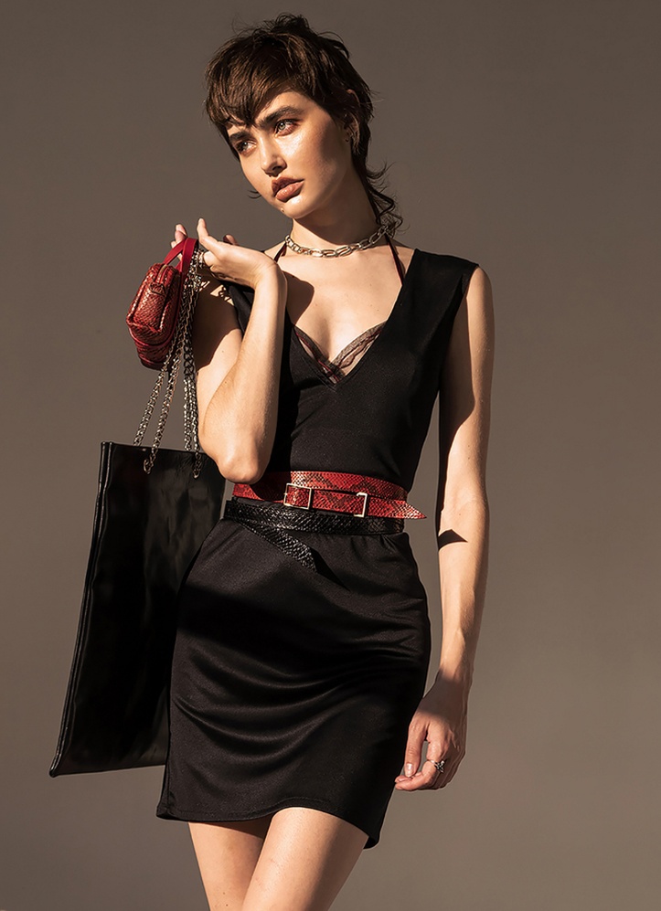 черное открытое короткое платье с красными аксессуарами