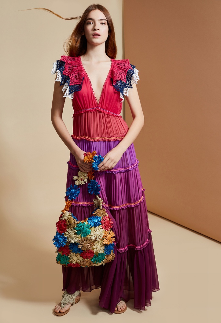 платье в цыганском стиле с очень красивой сумкой, декорированной искусственными цветами