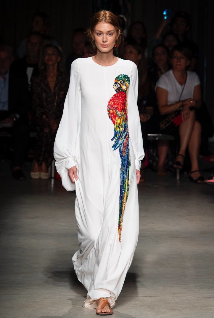модное белое платье весны 019 года в пол с огромным вышитым попугаем