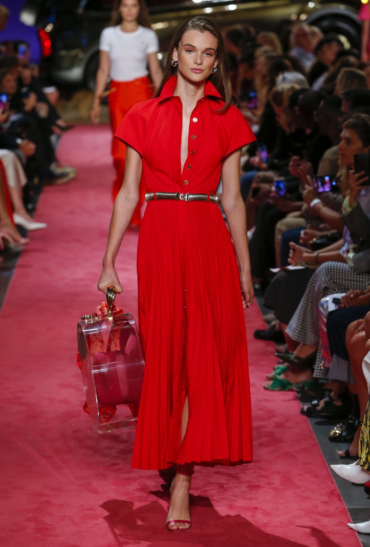 платья красного цвета с модных показов весна 2019