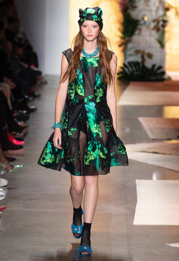 красивое дизайнерское весеннее платье 2019 с зеленым принтом на черном фоне с платиковым ожерельем и чалмой из того же материала