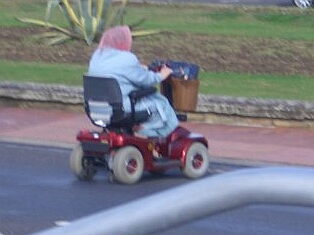Старички-пенсионеры на мотокреслах