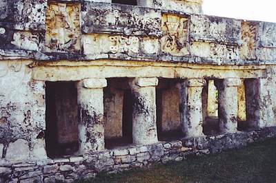 Руины древних домов народа Майя