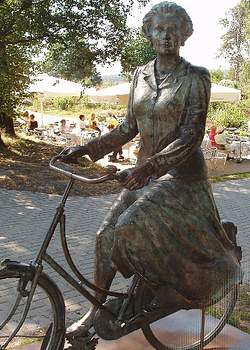 Велосипедистка Голландии номер один - королева Беатрикс
