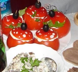 Помидоры, фаршированные салатом оливье