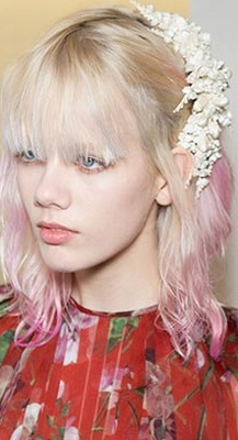 блонд с розовыми концами и изысканным украшеним в волосах