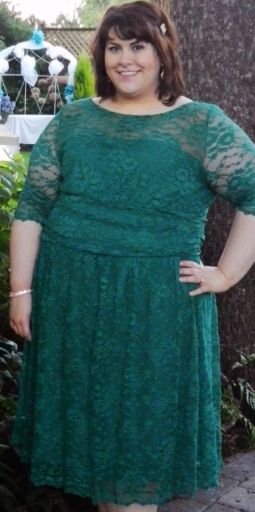 кружевное платье зеленого цвета на одчень полной женщине с большим животом