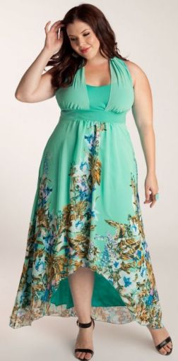 красивое шелковое платье салатового цвета с асимметричным подолом - летняя мода для пышек