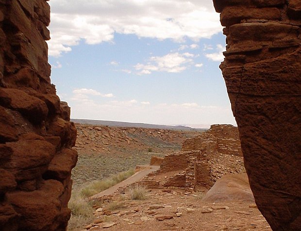 камень красного песчаника - развалины древнего племени индейцев в пустыне Вупатки (Wupatki National Monument), Аризона