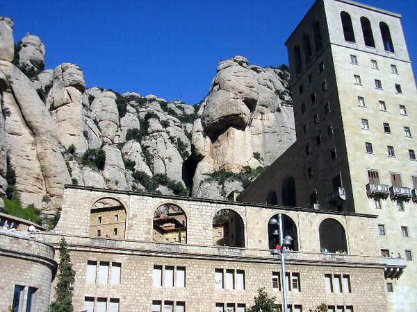 красивые фото горы Монтсеррат в Каталонии и монастыря