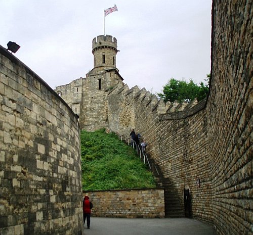 башня, ступеньки вдоль каменной стены