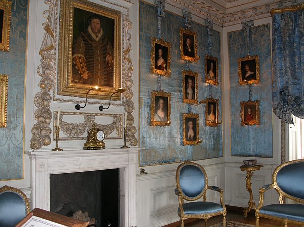 гостиная старинного английского замка картины на стенах