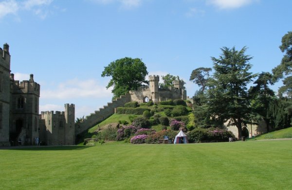 башня и стены замка граф Уорника