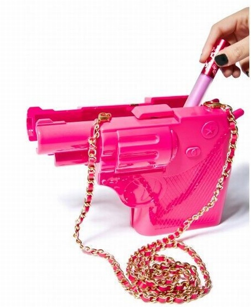 розовый клатч в форме пистолета