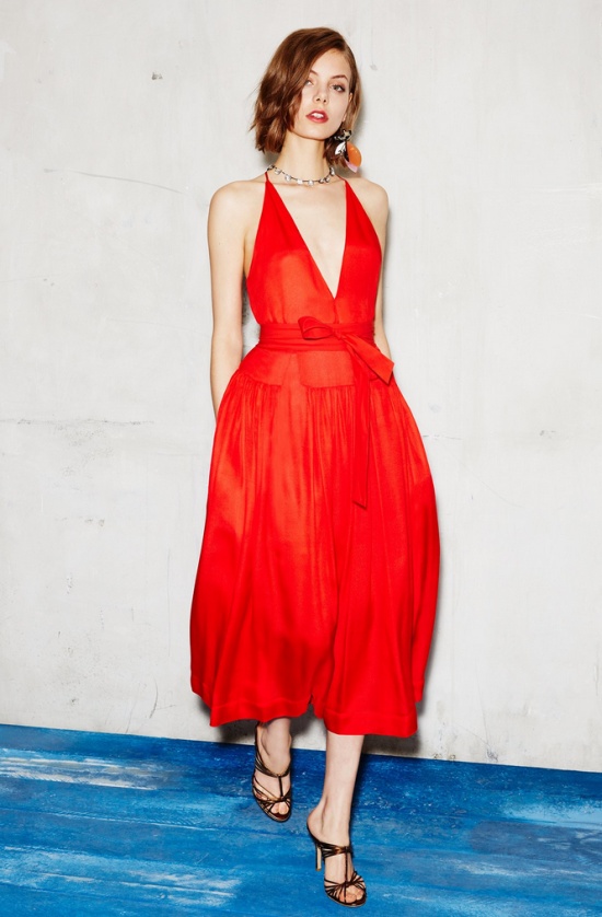 летнее вечернее платье красного цвета с удлиненной талией и поясом